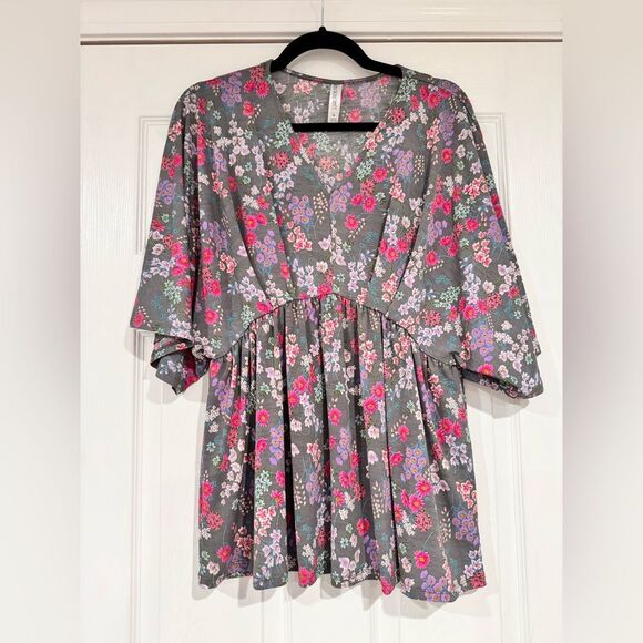 EUC Gray Floral Dear Scarlett Top Medium - Picture 1 of 1